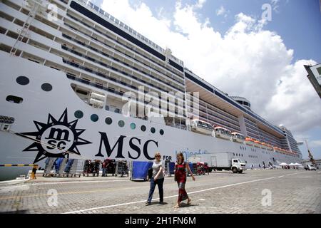 salvador, bahia / brasilien - 19. november 2018: Touristen werden beim Aussteigen von einem Schiff im Hafen von Salvador gesehen. *** Ortsüberschrift *** Stockfoto