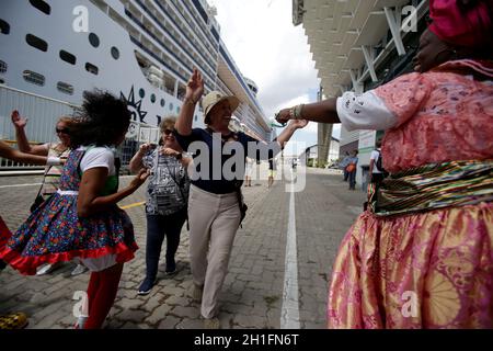 salvador, bahia / brasilien - 19. november 2018: Touristen werden beim Aussteigen von einem Schiff im Hafen von Salvador gesehen. *** Ortsüberschrift *** Stockfoto