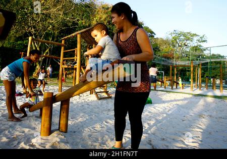 salvador, bahia / brasilien - 30 2014. september: Kinder spielen auf dem Spielplatz im Parque São Bartolomeu, Vorort von Salvador. *** Ortsüberschrift *** . Stockfoto