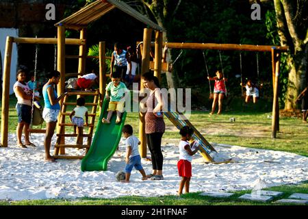 salvador, bahia / brasilien - 30 2014. september: Kinder spielen auf dem Spielplatz im Parque São Bartolomeu, Vorort von Salvador. *** Ortsüberschrift *** . Stockfoto