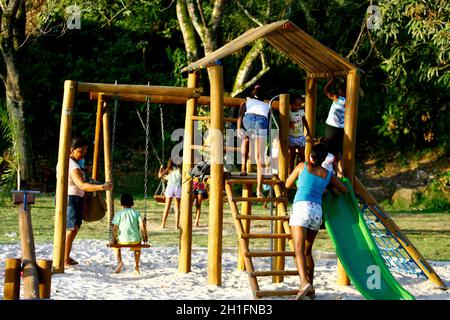 salvador, bahia / brasilien - 30 2014. september: Kinder spielen auf dem Spielplatz im Parque São Bartolomeu, Vorort von Salvador. *** Ortsüberschrift *** . Stockfoto