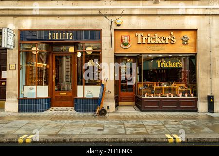 London: Trickers and Cubitts-Geschäfte in der Jermyn Street in St. James. Eine Einkaufsstraße, die für ihre exklusiven Luxusmarken berühmt ist Stockfoto