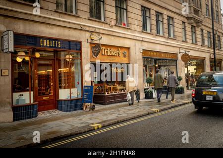 London: Trickers and Cubitts-Geschäfte in der Jermyn Street in St. James. Eine Einkaufsstraße, die für ihre exklusiven Luxusmarken berühmt ist Stockfoto