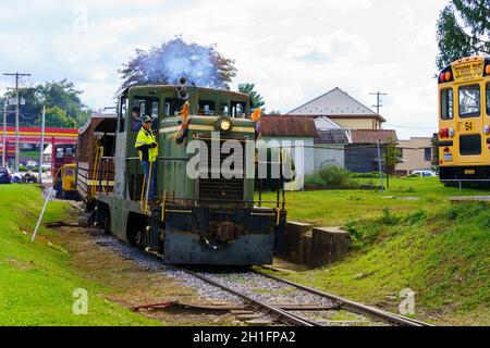 Stewartstown, PA, USA - 17. Oktober 2021: Der Diesel-Elektromotor der Stewartstown Railroad zieht einen Personenzug vom Bahnhof ab. Stockfoto