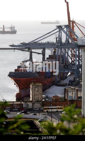 salvador, bahia / brasilien - 21. august 2015: Schiff während der Be- und Entladung im Containerhafen von Salvador Stadt gesehen. *** Lokale Bildunterschrift ** Stockfoto