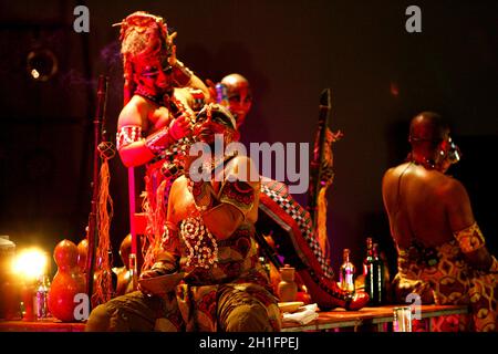 salvador, bahia / brasilien - 12. september 2014: Szene aus dem Stück EXU - A Boca do Universo während der Präsentation im Teatro Castro Alves in der Stadt Stockfoto