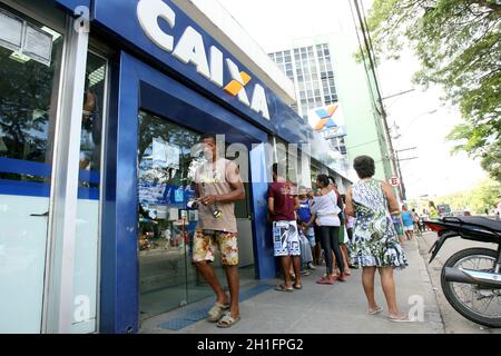 itabuna, bahia / brasilien - 19. juni 2012: Die Kunden stehen bei der Banco Caixa Economica Federal in der Stadt Itabuna in der Schlange. *** Lo Stockfoto