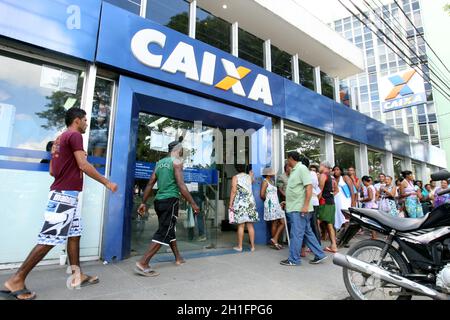 itabuna, bahia / brasilien - 19. juni 2012: Die Kunden stehen bei der Banco Caixa Economica Federal in der Stadt Itabuna in der Schlange. *** Lo Stockfoto