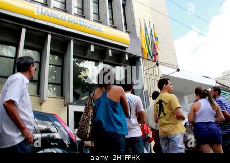 itabuna, bahia / brasilien - 19. juni 2012: Die Kunden stehen in der Banco do Brasil Niederlassung in Itabuna in der Schlange. *** Lokale Bildunterschrift ** Stockfoto