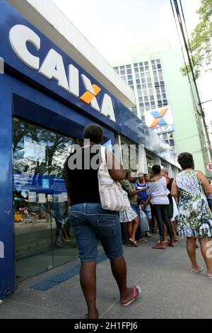 itabuna, bahia / brasilien - 19. juni 2012: Die Kunden stehen bei der Banco Caixa Economica Federal in der Stadt Itabuna in der Schlange. *** Lo Stockfoto