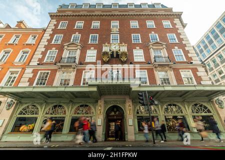 London, 2021. Oktober: Fortnum & Mason, ein nobles Kaufhaus an der Piccadilly, London. Stockfoto