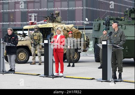 Wien, Österreich. 18. Okt. 2021. Pressekonferenz über die militärischen Feierlichkeiten der Streitkräfte anlässlich des Nationalfeiertags 2021 auf dem Heldenplatz in Wien mit (von L bis R) ORF-Chefdirektor Kurt Pongratz, Verteidigungsministerin Klaudia Tanner (ÖVP) und Militärkommandant Wiens, Brigadegeneral Kurt Wagner Stockfoto