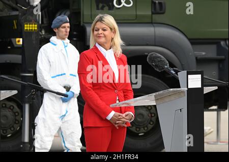 Wien, Österreich. 18. Okt. 2021. Pressekonferenz über die Militärfeier der Streitkräfte anlässlich des Nationalfeiertags 2021 auf dem Heldenplatz in Wien mit Verteidigungsministerin Klaudia Tanner (ÖVP) Stockfoto