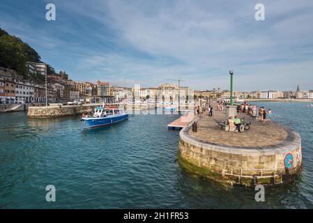 San Sebastian, Spanien - 10. Juni 2017: Boote angedockt und Passanten in der Marina von San Sebastian Hafen, Baskenland, Spanien. Stockfoto