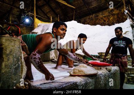 Chittagong, Bangladesch, 22. Dezember 2017: Harte Arbeit in einer Salzfabrik in Chittagong, Bangladesch Stockfoto