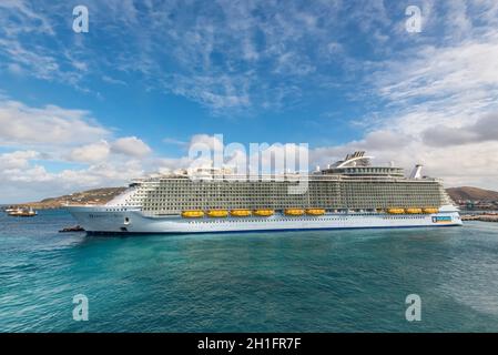 Point Blanche, St. Maarten - 1. Mai 2019: Kreuzfahrtschiff Harmony of the Seas dockte in der Großen Bucht des Hafens von St. Maarten (Niederlande) an - landschaftlich reizvolle Ca Stockfoto
