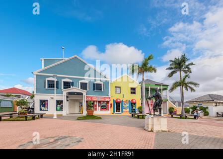 Point Blanche, St. Maarten - 1. Mai 2019: Einkaufsviertel im Kreuzfahrthafen von St. Maarten (Niederlande). Denkmal für einen Piraten im Vordergrund. Szeni Stockfoto
