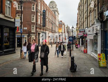 London, 2021. Oktober: Geschäftige Soho-Straßenszene im Londoner West End Stockfoto