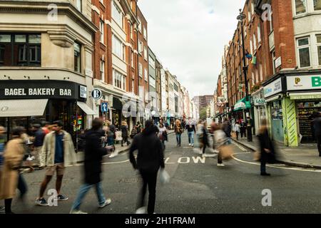 London, 2021. Oktober: Geschäftige Soho-Straßenszene im Londoner West End Stockfoto