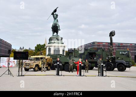 Wien, Österreich. 18. Okt. 2021. Pressekonferenz über die militärischen Feierlichkeiten der Streitkräfte anlässlich des Nationalfeiertags 2021 auf dem Heldenplatz in Wien mit (von L bis R) ORF-Chefdirektor Kurt Pongratz, Verteidigungsministerin Klaudia Tanner (ÖVP) und Militärkommandant Wiens, Brigadegeneral Kurt Wagner Stockfoto