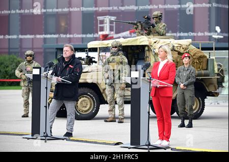 Wien, Österreich. 18. Okt. 2021. Pressekonferenz über die militärischen Feierlichkeiten der Streitkräfte anlässlich des Nationalfeiertags 2021 auf dem Heldenplatz in Wien mit (von L bis R) ORF-Chefdirektor Kurt Pongratz und Verteidigungsministerin Klaudia Tanner (ÖVP) Stockfoto