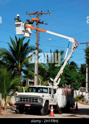 prado, bahia / brasilien - 9. dezember 2009: Elektriker werden gesehen, wie sie Reparaturen an einem Versorgungsmast in der Stadt Prado durchführen. *** Ortsüberschrift *** Stockfoto