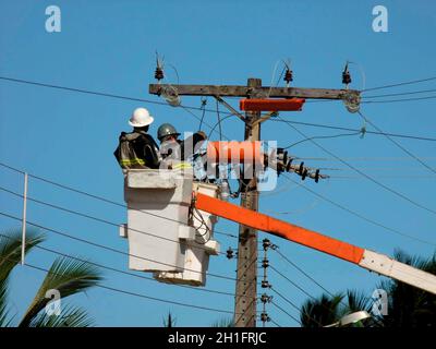 prado, bahia / brasilien - 9. dezember 2009: Elektriker werden gesehen, wie sie Reparaturen an einem Versorgungsmast in der Stadt Prado durchführen. *** Ortsüberschrift *** Stockfoto