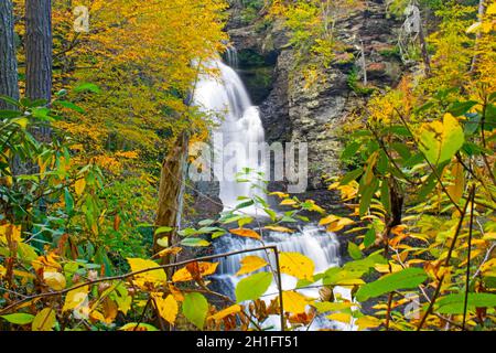 Dingmans Falls in Dingmans Ferry, Pennsylvania, an einem Nachmittag mitten im Herbst, durch üppige Laubfarben mit lang belichteten Unschärfen -04 Stockfoto