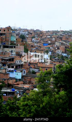 salvador, bahia / brasilien - 13. juni 2020: Blick auf Slum Wohnungen in der Nachbarschaft von Engomadeira, in der Stadt Salvador. *** Lokale Bildunterschrift * Stockfoto