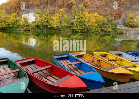 Hamori See in Lillafared Miskolc Perle des Bukk Naturparks in Ungarn mit bunten Booten Herbst Herbst Saison . Stockfoto