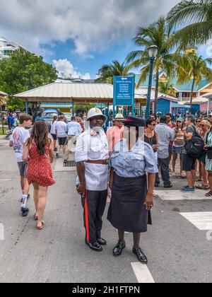 Nassau, Bahamas - 3. Mai 2019: Zwei königliche Bahamas Polizeibeamte (Mann und Frau) halten Ordnung auf den Straßen. Nassau sieht Tausende von Besuchern d Stockfoto