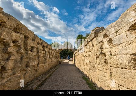 Olympia, Griechenland - 31. Oktober 2017: Arch am Eingang zum Stadion, Olympia - die Ruinen der antiken griechischen Stadt Olympia, Peloponnes, Griechenland. Stockfoto