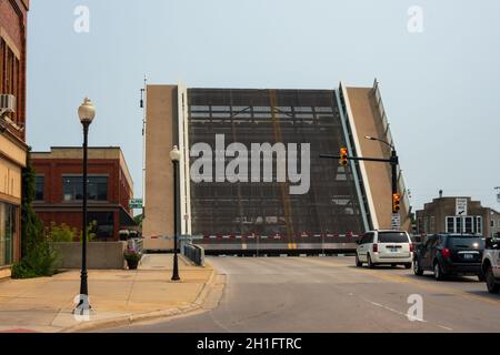 Alpena Michigan, USA - 19. Juli 2021: Auto wartet auf offene Zugbrücke in Alpena Stockfoto