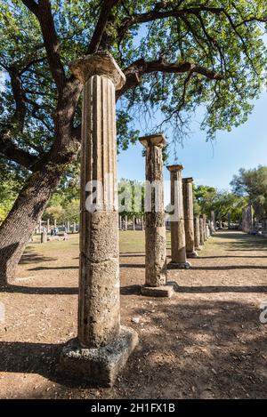 Olympia, Griechenland - 31. Oktober 2017: Reihe von steinernen Säulen - antiken Säulen an der archäologischen Ausgrabungsstätte von Olympia in Griechenland. Stockfoto