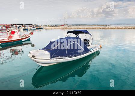 Katakolon, Griechenland - 31. Oktober 2017: Speed Boote im Hafen von Katakolon (Zio), Griechenland günstig. Stockfoto