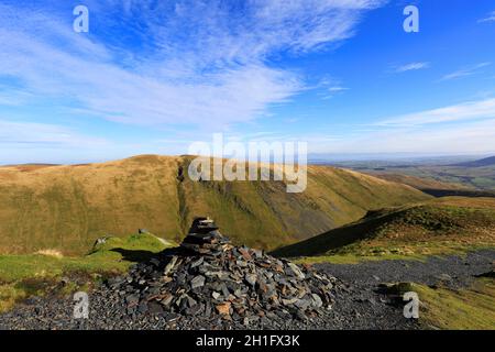 Blick auf die Bannerdale Crags von Scales Fell, Lake District National Park, Cumbria, England Stockfoto