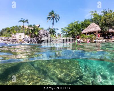 Cancun, Mexiko - 13. September 2021: Split Unterwasseransicht in Schnorchellagune im Xcaret Park am Mayan Riviera Resort. Xcaret ist ein berühmter Stockfoto