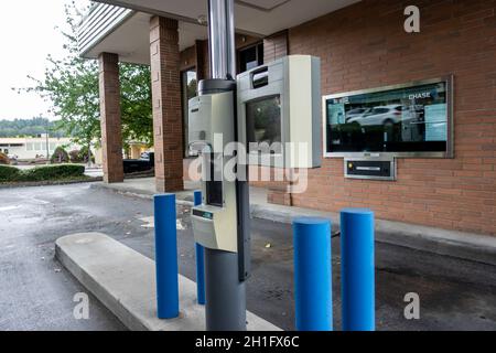 Woodinville, WA USA - ca. September 2021: Straßenansicht einer Drive-Thru-Bankdepositionsstation an einer Chase Bank. Stockfoto