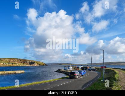 Schlange für die Fähre von Gutcher nach Belmont, Gutcher, Yell, Shetland, Shetland Islands, Schottland, Großbritannien Stockfoto