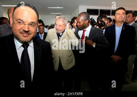 sao francisco do conde, bahia / brasilien - 12. Mai 2014: Der ehemalige Präsident Luiz Inacio Lula da Silva und seine Mitreligionisten nehmen an der Amtseinführung von t Stockfoto