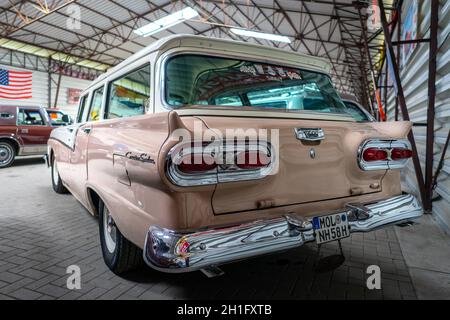 BERLIN, 27. APRIL 2019: Full-size Pkw Ford Fairlane (Ford Land Sedan), 1958. Ansicht von hinten. Stockfoto
