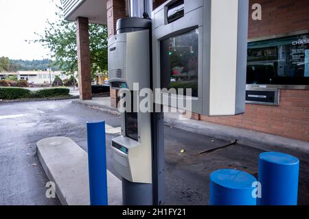 Woodinville, WA USA - ca. September 2021: Straßenansicht einer Drive-Thru-Bankdepositionsstation an einer Chase Bank. Stockfoto