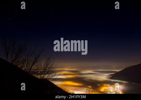 Sternenhimmel über der nebligen Po-Ebene im Winter, Provinz Vicenza, Italien Stockfoto