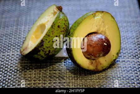 salvador, bahia / brasilien - 15. juni 2020: Halbierte Avocado-Früchte werden in einer Küche in der Stadt Salvador gesehen. *** Ortsüberschrift *** . Stockfoto