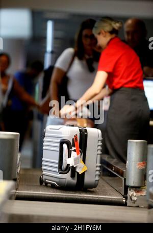 salvador, bahia / brasilien – 27. Juli 2018: Passagiere werden am Check-in der Fluggesellschaft am Flughafen Salvador erwartet. *** Ortsüberschrift *** . Stockfoto