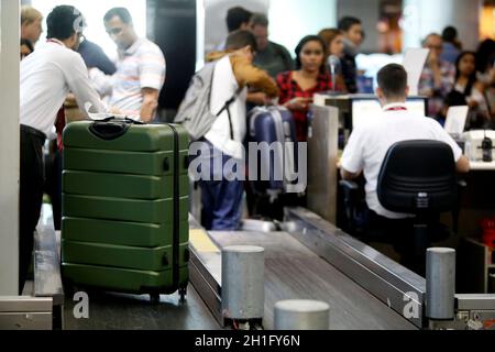 salvador, bahia / brasilien – 27. Juli 2018: Passagiere werden am Check-in der Fluggesellschaft am Flughafen Salvador erwartet. *** Ortsüberschrift *** . Stockfoto