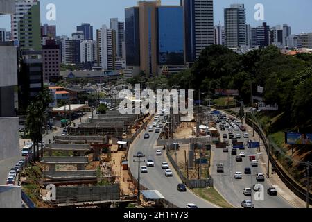 salvador, bahia / brasilien - 24. oktober 2019: Luftaufnahme der Avenida Antonio Carlos Magalhaes in Salvador. Der Standort wird gerade im Bau von Viadu Stockfoto