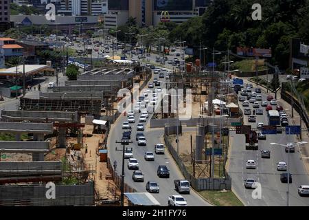 salvador, bahia / brasilien - 24. oktober 2019: Luftaufnahme der Avenida Antonio Carlos Magalhaes in Salvador. Der Standort wird gerade im Bau von Viadu Stockfoto