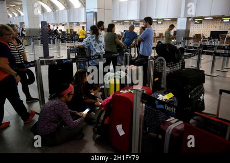 salvador, bahia / brasilien – 21. Juni 2019: Schlange von Passagieren beim Check-in der Fluggesellschaft am Flughafen Salvador. *** Ortsüberschrift *** . Stockfoto