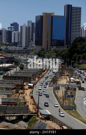 salvador, bahia / brasilien - 24. oktober 2019: Luftaufnahme der Avenida Antonio Carlos Magalhaes in Salvador. Der Standort wird gerade im Bau von Viadu Stockfoto